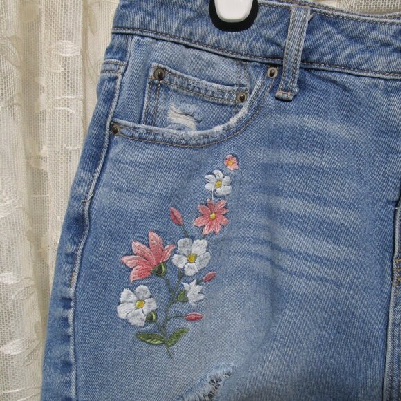 Time and Tru High Rise Floral Embroidered Denim Shorts size 10 Boho Coachella - Picture 3 of 13